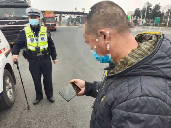 抱摔民警最新事件与小巷深处的独特美食探秘之旅