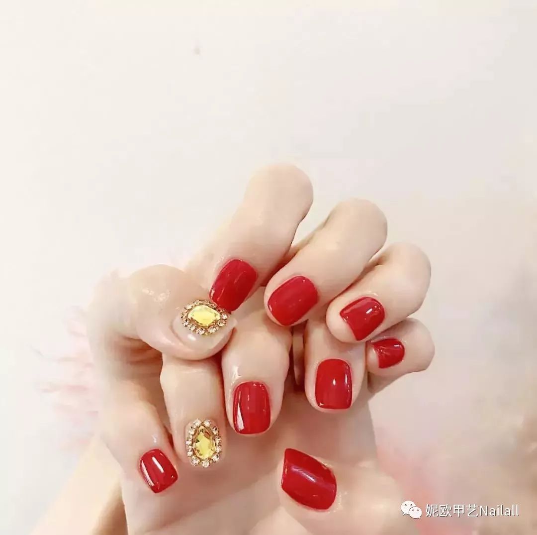 最新红色美甲图片，爱的魔法与家庭温馨之旅