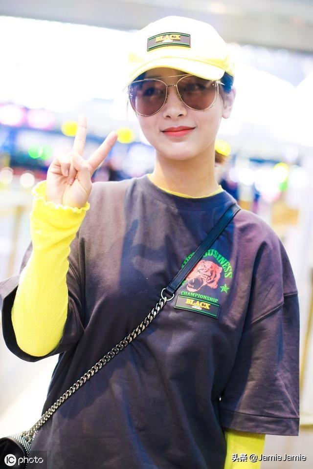 杨紫最新时尚帽子引领潮流风向标