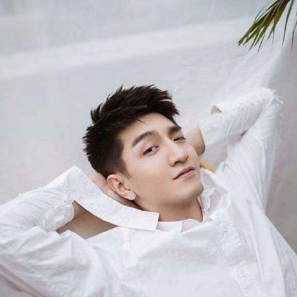 黄宗泽发型革新，自信成长的旋律与力量的变化