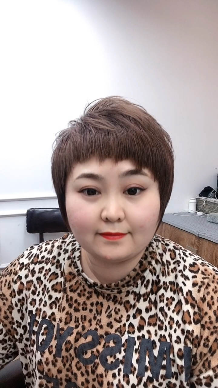 胖女人短发新发型，变化展现力量，自信闪耀光芒